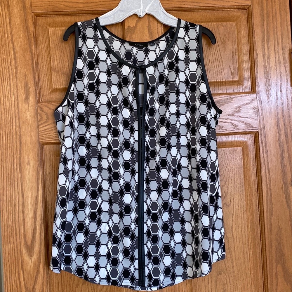 😍Apt 9. Sleeveless blouse geometric pattern black/grey/white. Size M